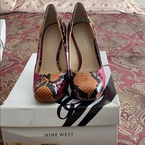 New Nine West multi color snake pump size 5